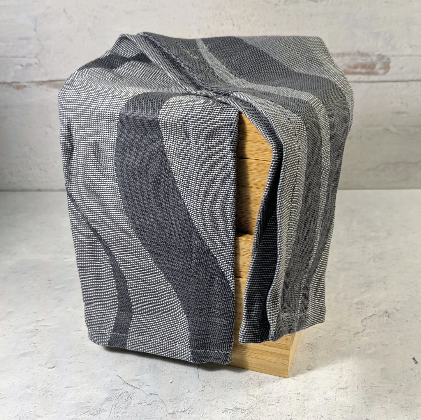 Dolcino Gray Waves Wrap Scrap Hand Towels (set of 2)
