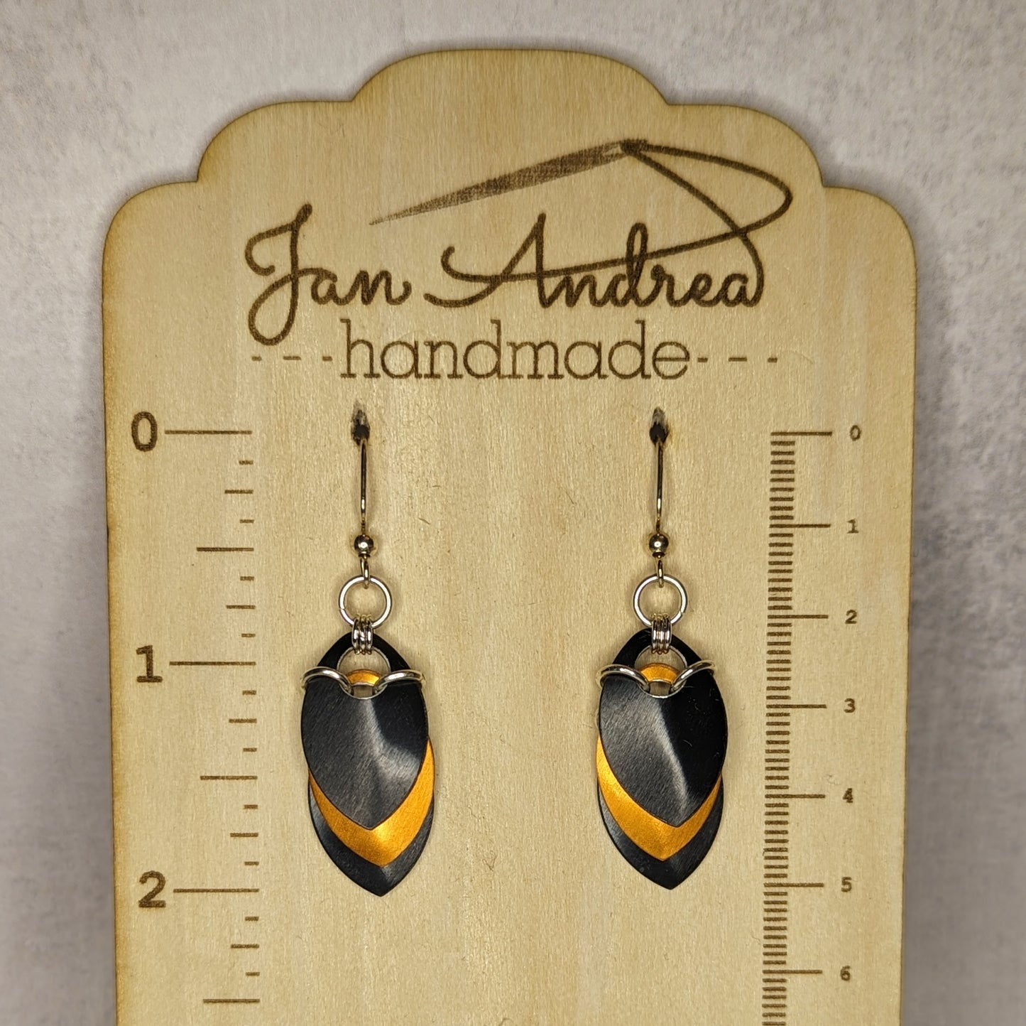 Black/orange/black scales