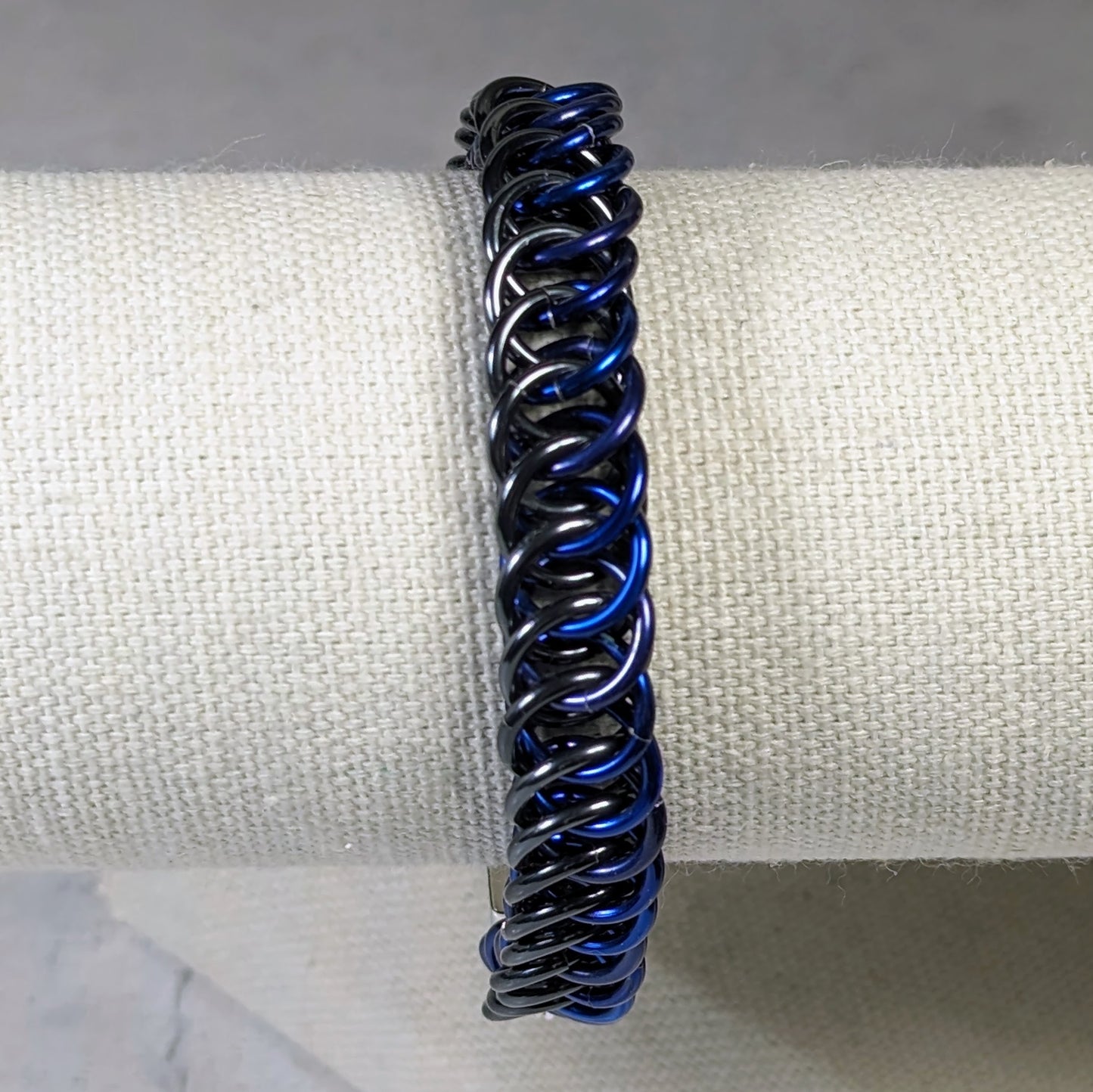 Blues and black chainmaille bracelet