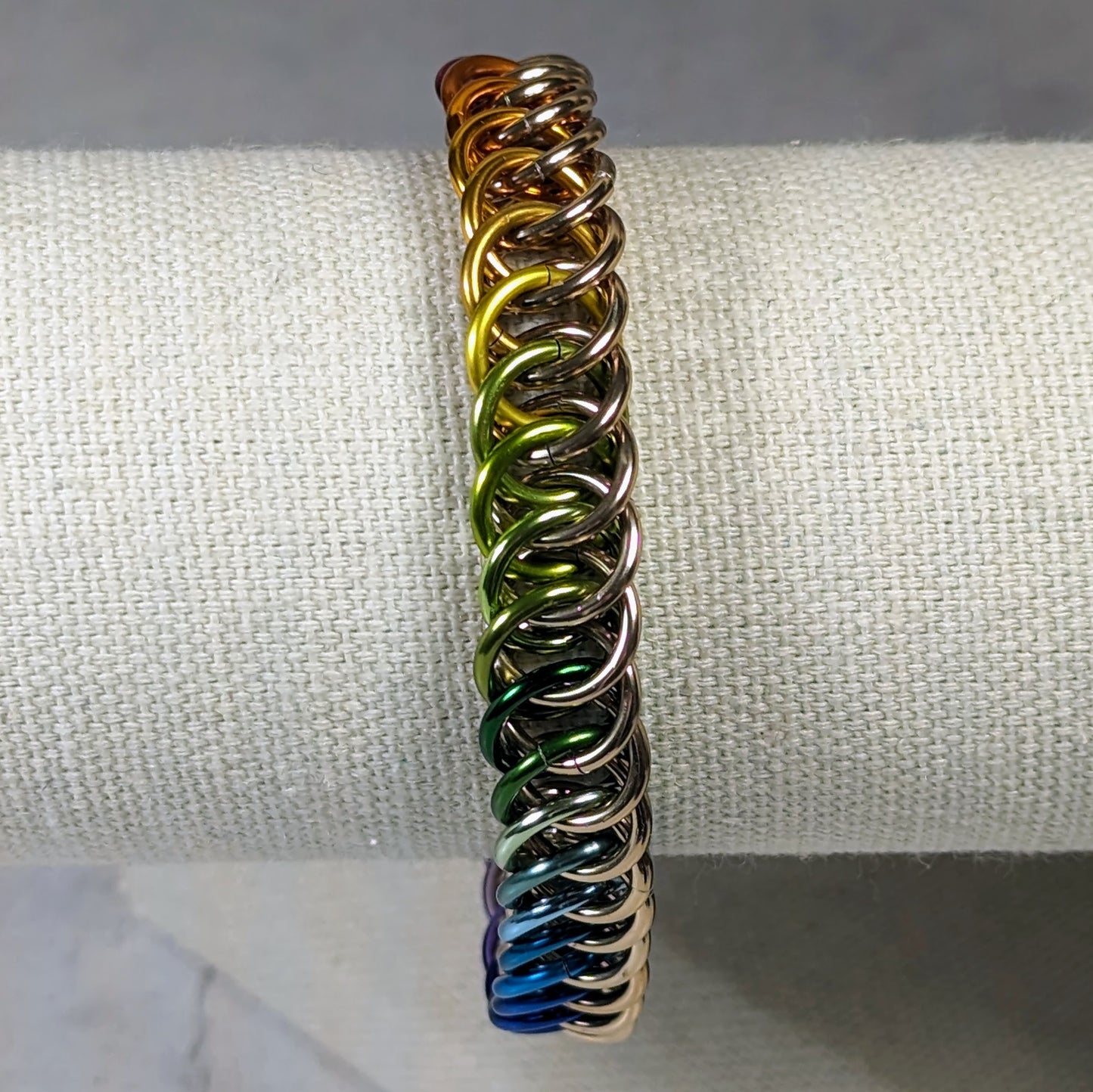 Full spectrum chainmaille bracelet