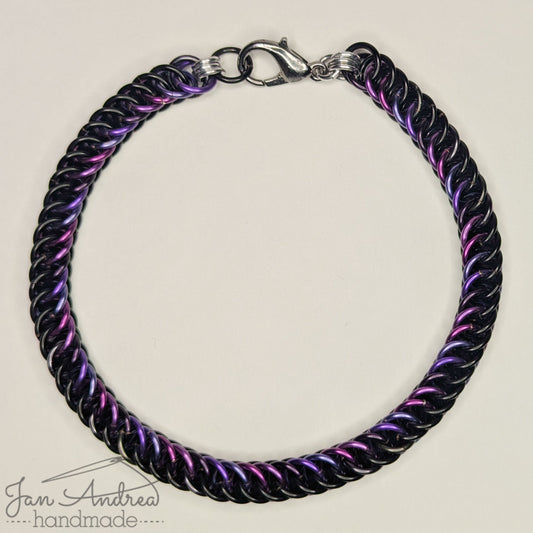 Bracelet clasped and arranged in a circle